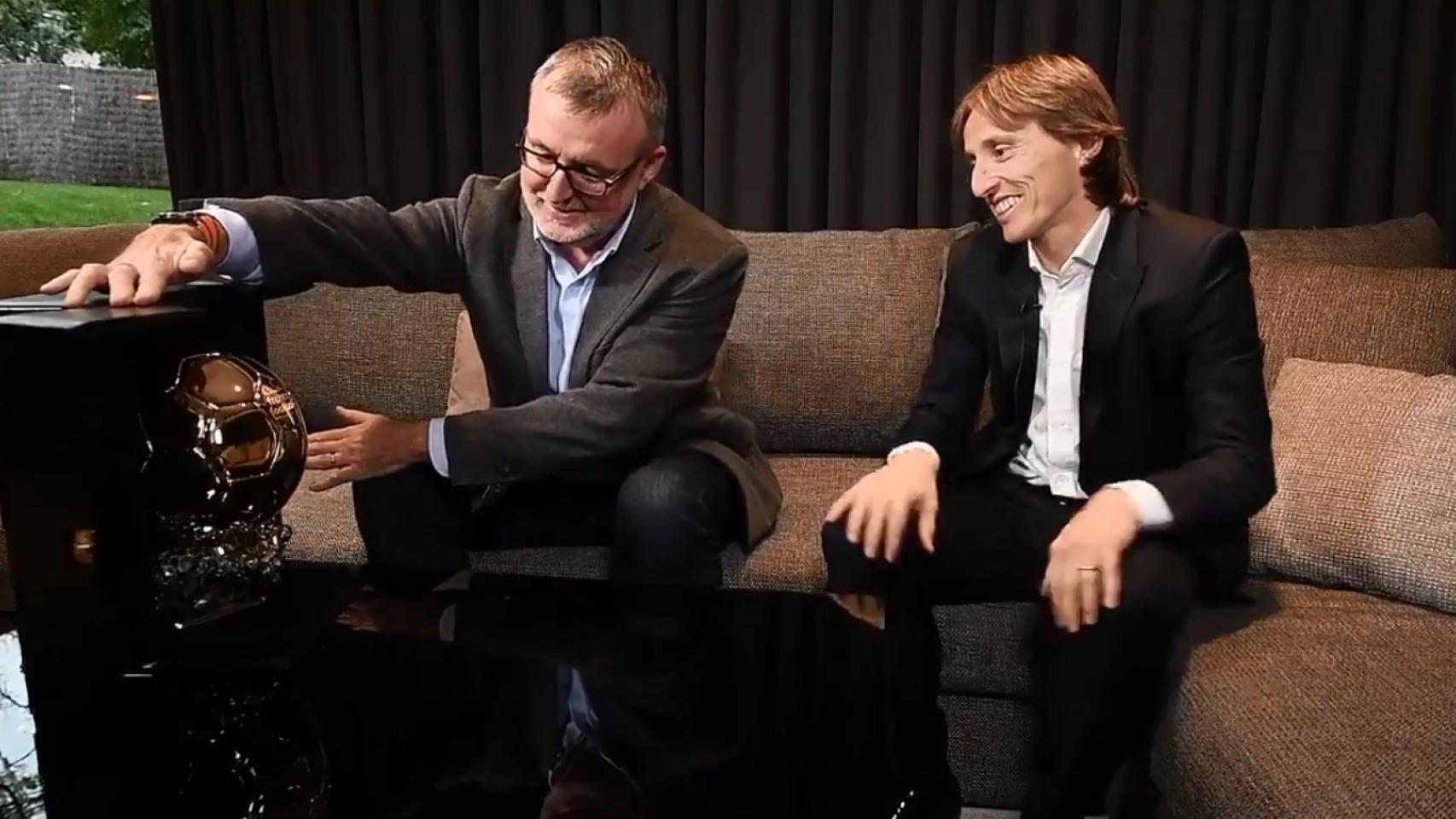 Modric al ver el Balón de Oro por primera vez