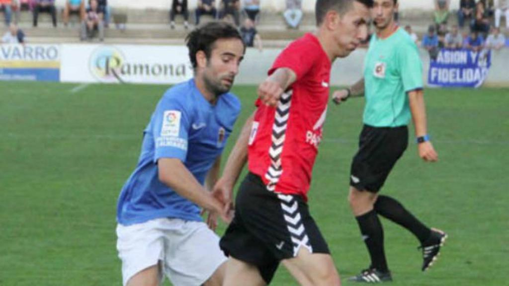 Iñaki en un partido con el Almansa enfrentándose al Villarrobledo