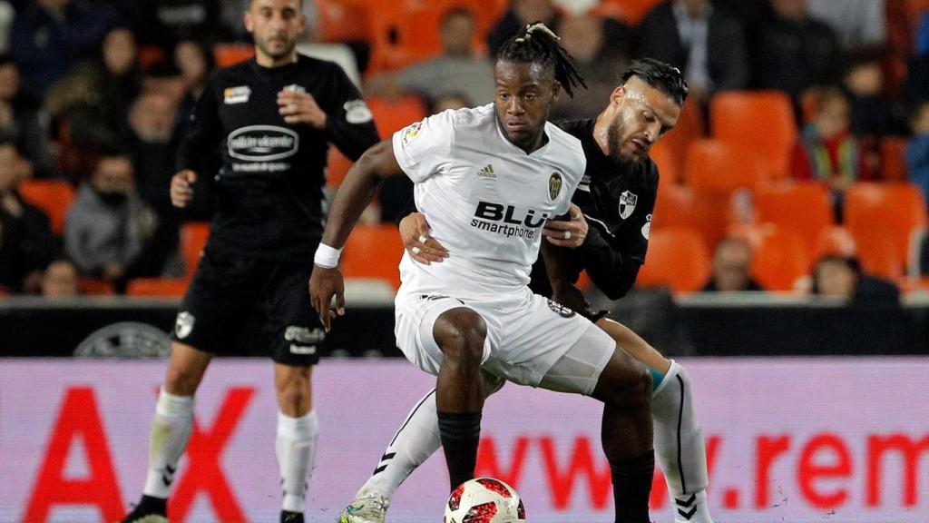 Batshuayi disputa un balón con Michele en el Valencia - Ebro de Copa del Rey