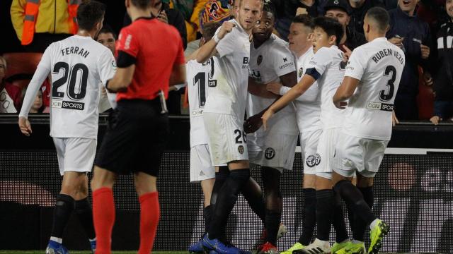 Batshuayi celebra con sus compañeros el gol marcado en el Valencia - Ebro de Copa del Rey