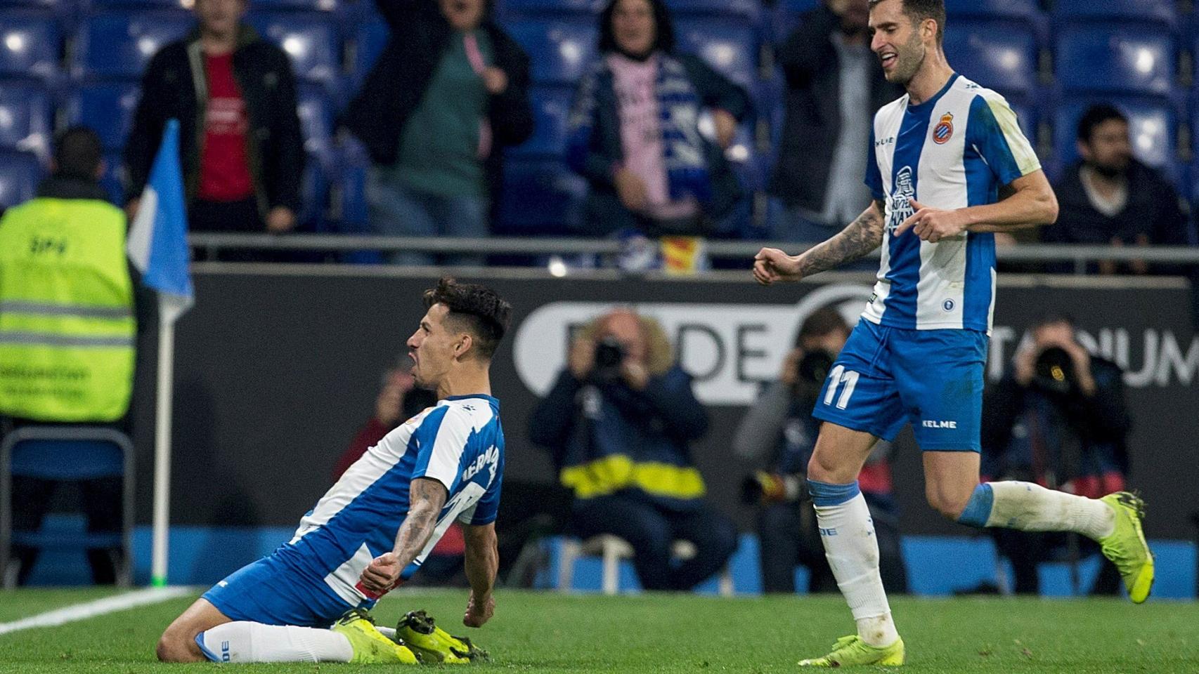 Hernán Pérez y Leo Baptistao celebrando un gol