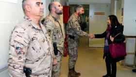 Margarita Robles saluda a militares españoles en Kabul, en una visita realizada en 2018.