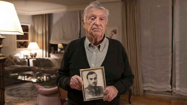 Joaquín sostiene un retrato de su padre, fusilado por un piquete comunista en 1936.