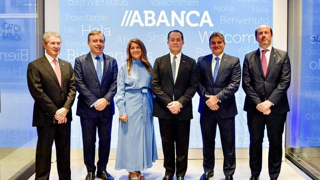 De izquierda a derecha, el consejero de ABANCA, Eduardo Eraña, el consejero delegado, Francisco Botas, la directora de la oficina de Miami, Mónica Vázquez, el presidente, Juan Carlos Escotet Rodríguez, el consejero Pedro López, y el director general de Negocio Internacional, Alfonso Caruana.