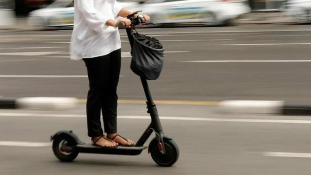 Mujer circulando en patinete eléctrico