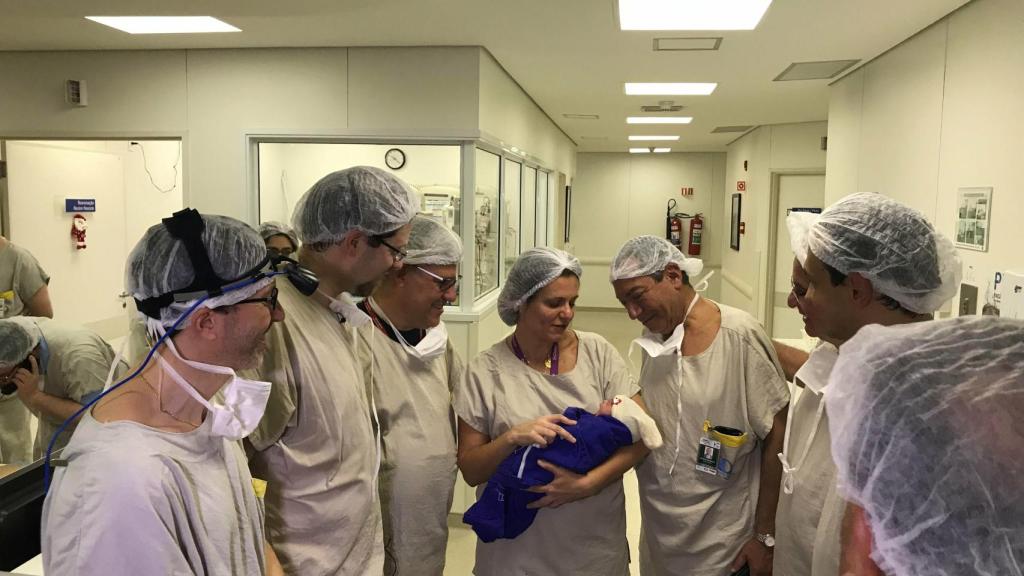 El equipo quirúrgico con el bebé nacido por trasplante de útero.