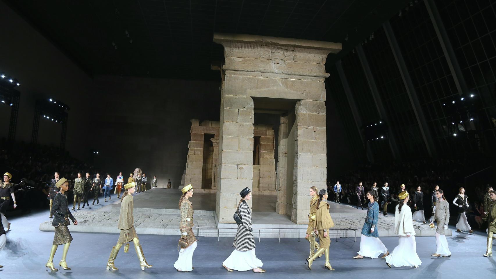 Desfile de Chanel en el MET de Nueva York.