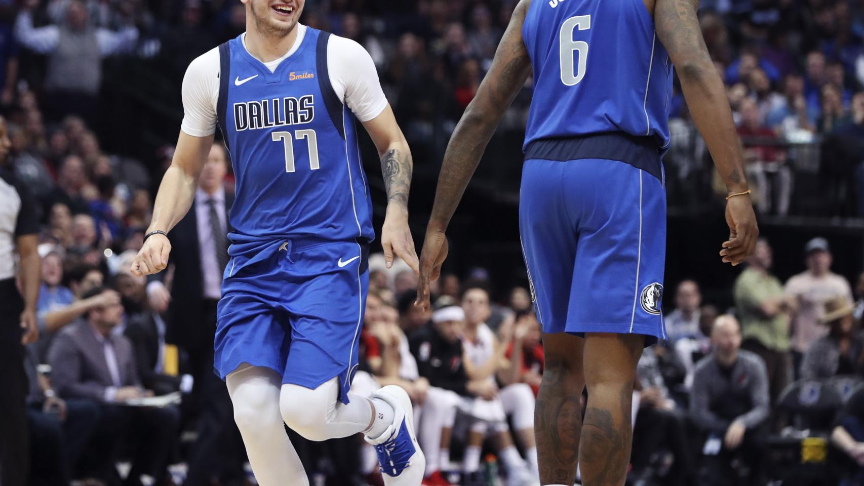 Doncic celebra una canasta con los Dallas Mavericks