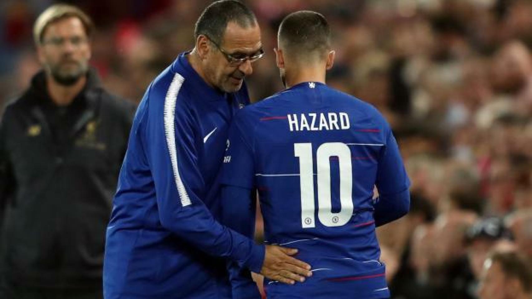 Sarri y Hazard dialogan durante un partido del Chelsea