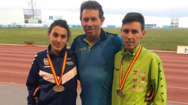 Los hermanos Pérez junto a su entrenador