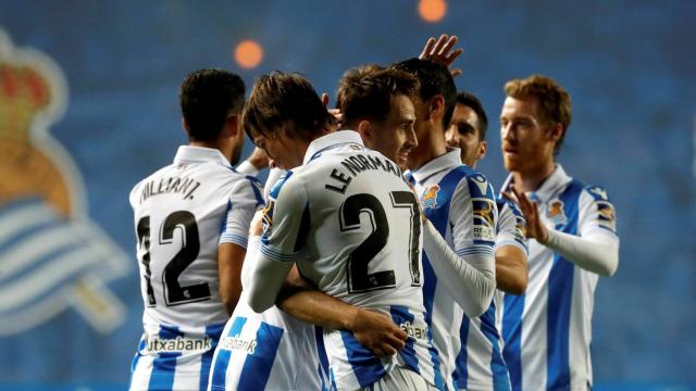 Los jugadores de la Real Sociedad celebran uno de los goles del partido.