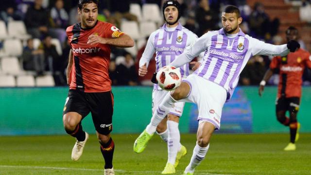 Abdón Prats presiona a Joaquín Fernández en el Valladolid - Mallorca de Copa del Rey