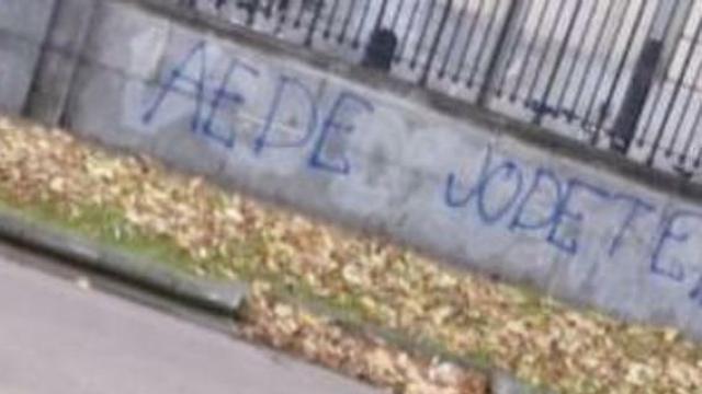 Pintadas contrarias a la asociación que el alumno constitucionalista impulsaba en la UPV.