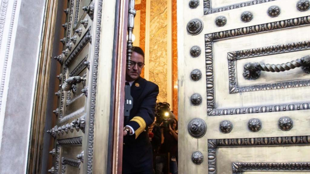 Un empleado del Congreso de los Diputados durante la jornada de puertas abiertas.