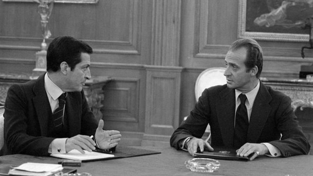 El presidente del Gobierno Felipe Suárez junto al rey Juan Carlos I