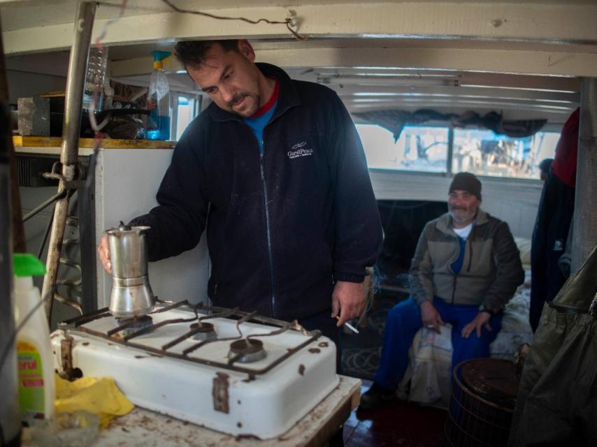 David García y José Manuel Vidal, pescadores furtivos del río. Entre los dos faenan con seis embarcaciones. Para alcanzarlas usan una rudimentaria lancha a motor. Con ella remontan y descienden el Guadalquivir.