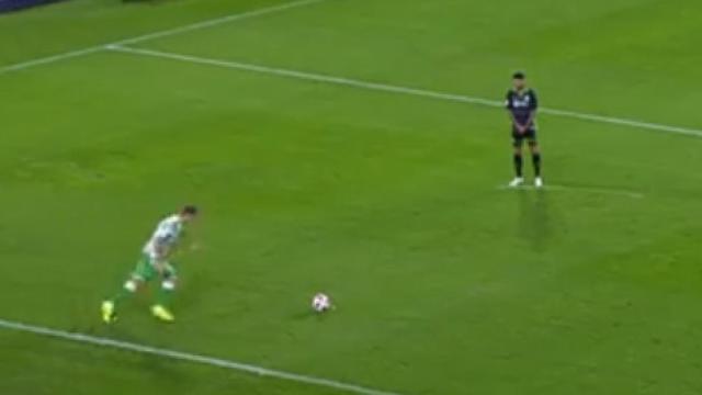 Joaquín lanzando una falta ante el Racing