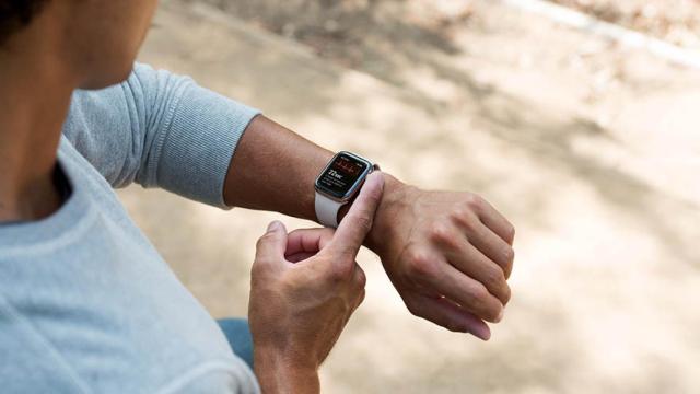 Un hombre con un Apple Watch.