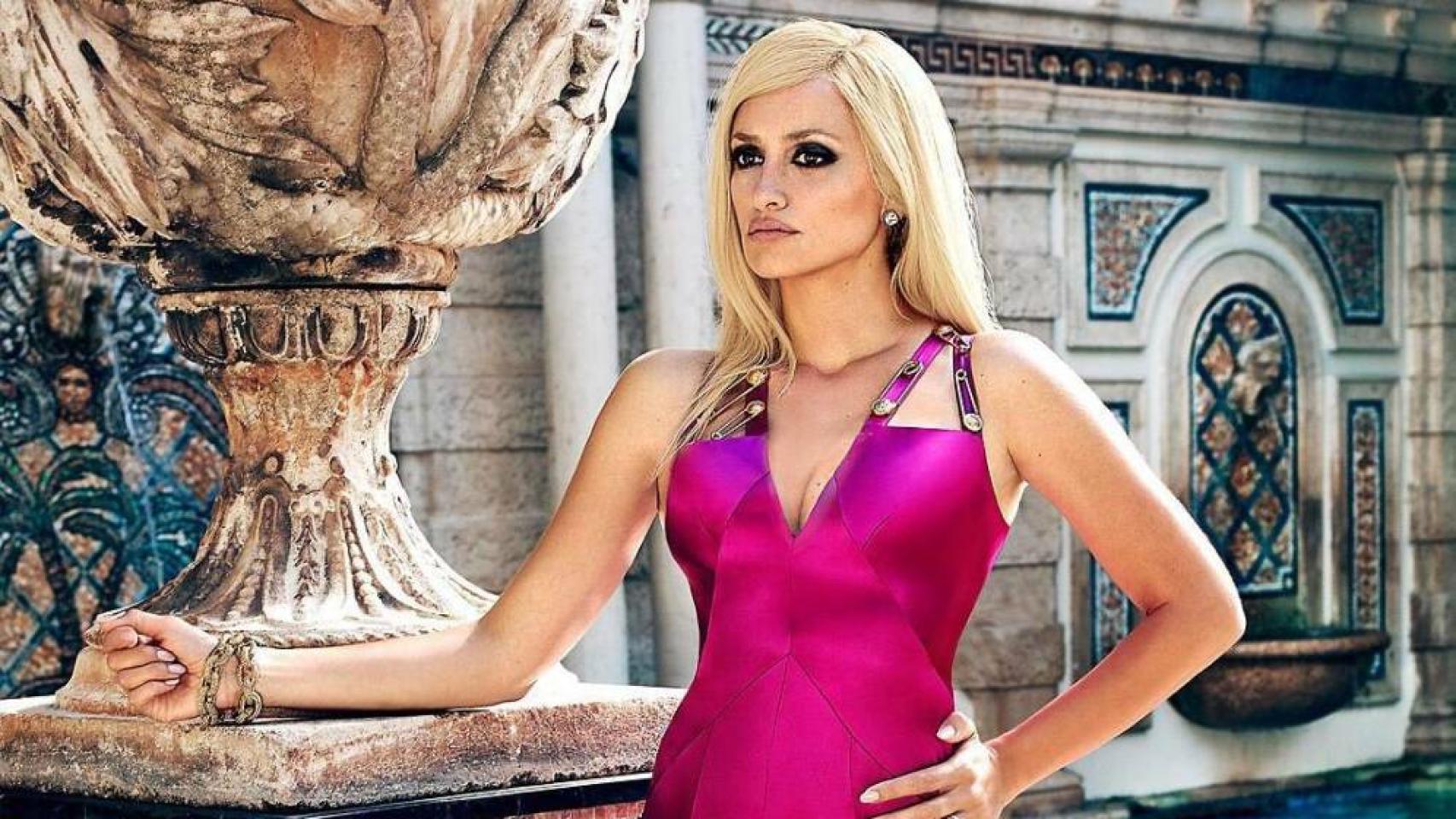 Penélope Cruz como Donatella Versace.