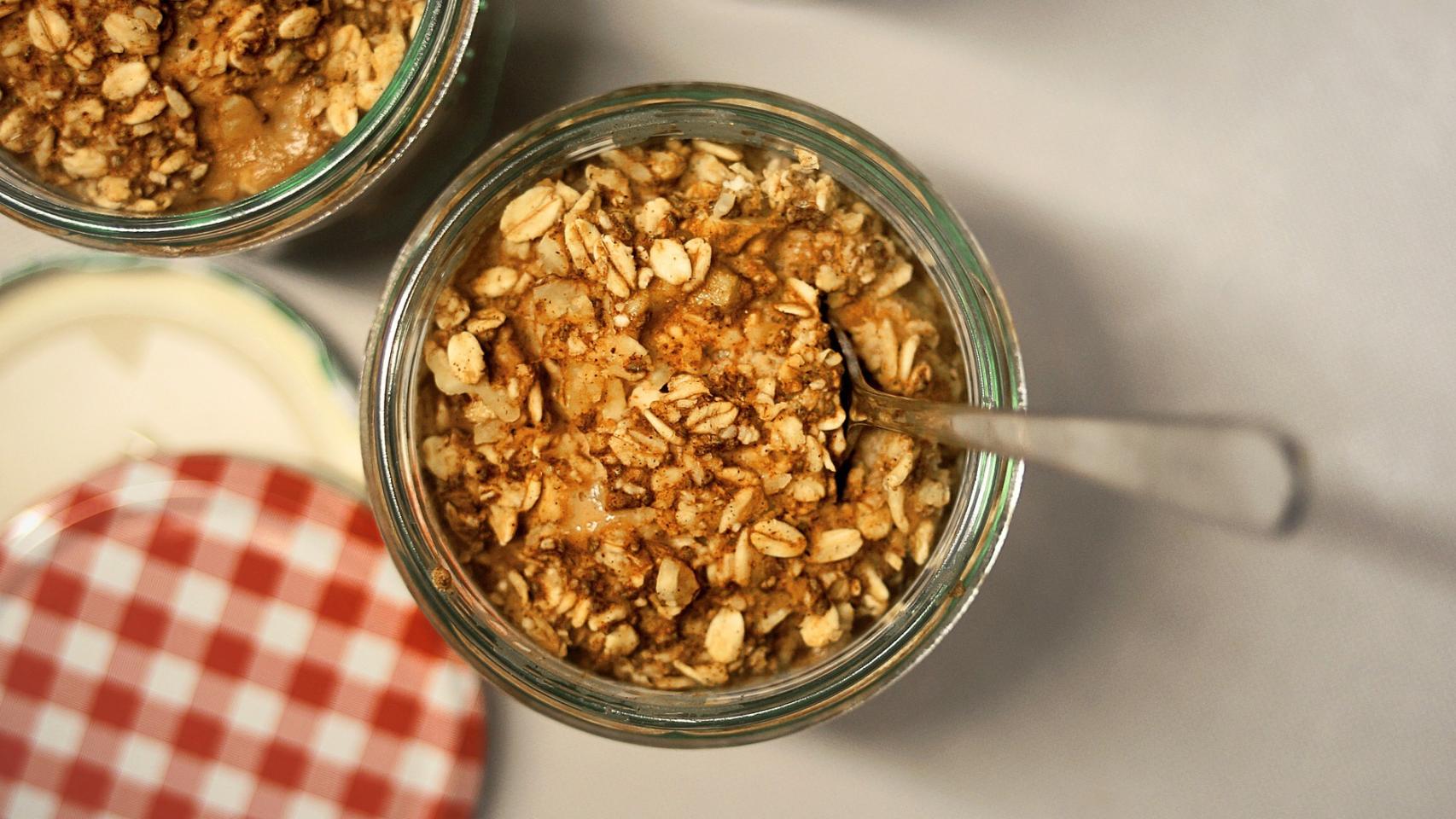 Un bol lleno de copos de avena.