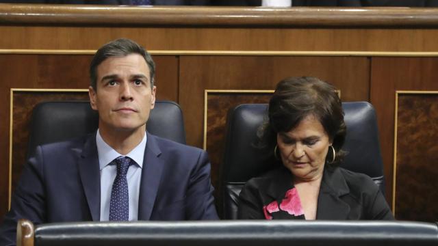 Pedro Sánchez, presidente del Gobierno, y su vicepresidenta primera, Carmen Calvo.