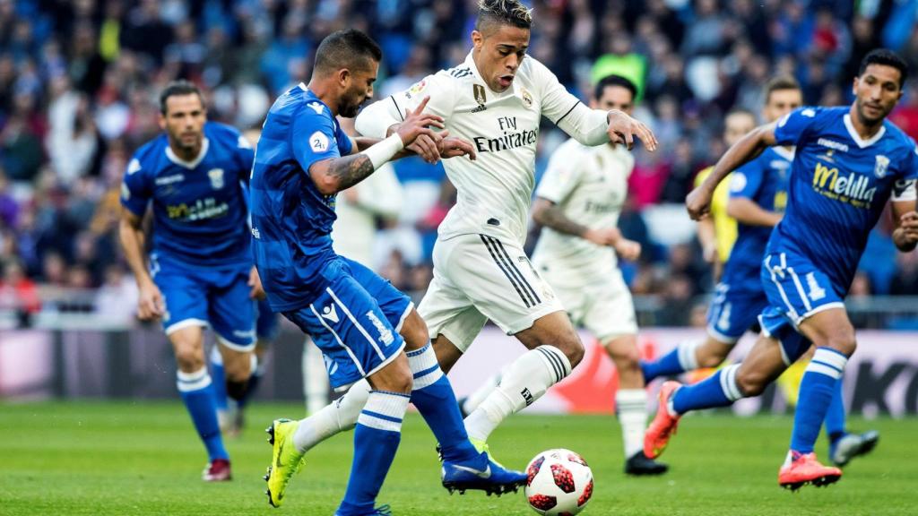 Mariano Diaz y el defensa de la UD Melilla Jilmar Steed Torres durante en el Santiago Bernabéu
