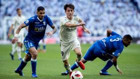 Juan Ramón Ruan y Jilmar Torres intentan arrebatar el balón al defensa del Real Madrid Alvaro Odriozola