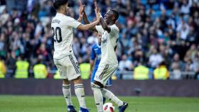 Marco Asensio y Vinicius JR celebran uno de los goles del equipo ante el Melilla