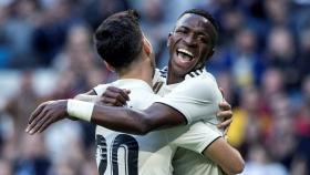 Marco Asensio y Vinicius JR celebran uno de los goles del equipo ante el Melilla