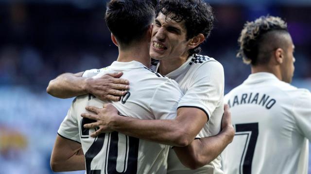 Marco Asensio y el defensa Jesús Vallejo, festejan el gol del primero durante el partido ante el Melilla