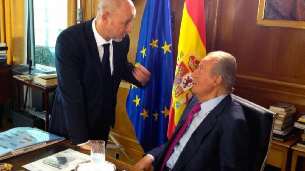 El director de cine Miguel Courtois charla con el rey Juan Carlos I en la grabación del documental