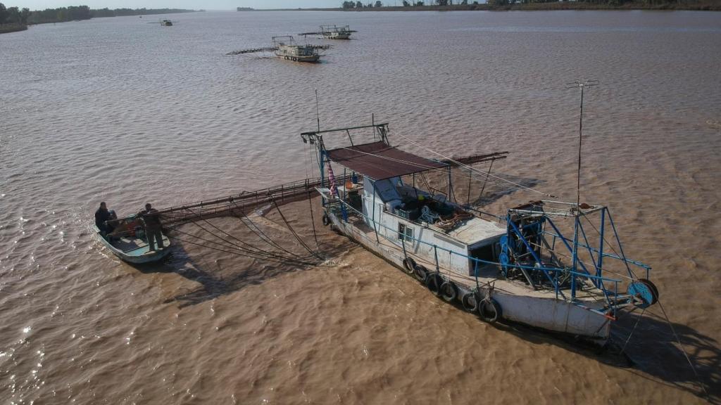 EL ESPAÑOL acompaña a dos pescadores furtivos del río Guadalquivir.