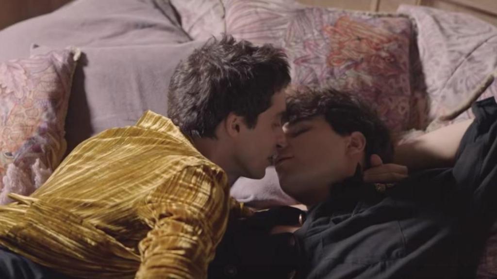 Los Javis, besándose en el videoclip de Ana Guerra.