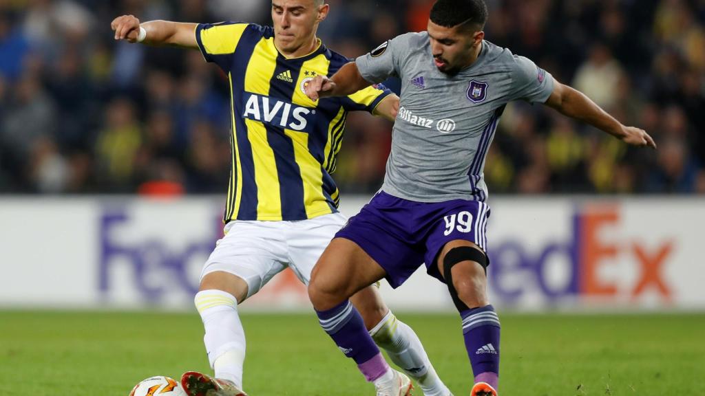 Eljif Elmas durante un partido con el Fenerbahçe