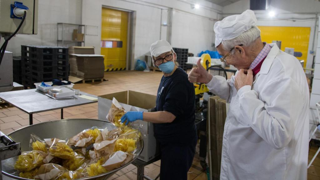 Antonio Córdoba anima a una de las trabajadores durante una de las visitas que semanalmente hace a la fábrica de Montilla