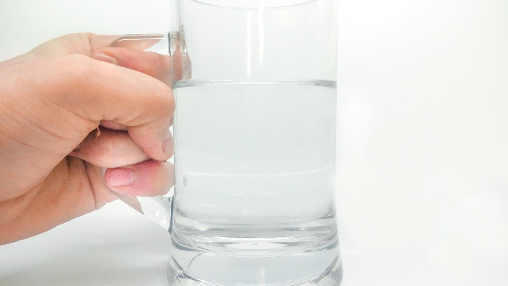 Beber agua nos puede ayudar a quitar el hipo