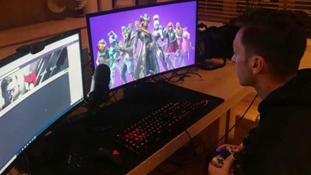 Özil, jugando a Fornite. Foto: Instagram (@m10_official)