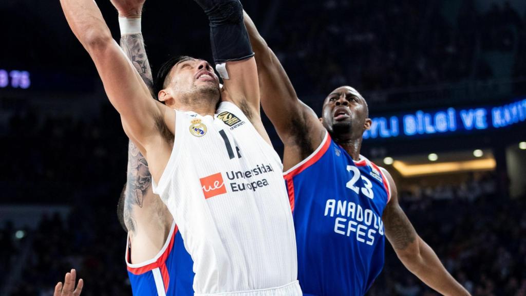 Gustavo Ayón, ante el Anadolu Efes