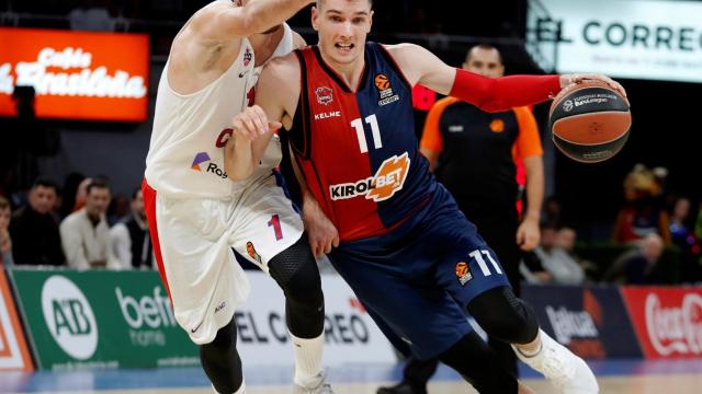 Matt Janning intenta superar la presión de Nando de Colo en el Kirolbet Baskonia - CSKA de Moscú de la Euroliga