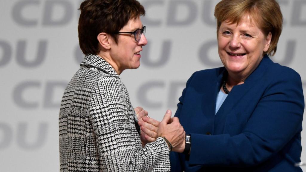Annegret Kramp-Karrenbauer junto a Angela Merkel.