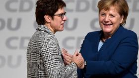 La canciller Angela Merkel y la nueva jefa de la CDU, Annegret Kramp-Karrenbauer.
