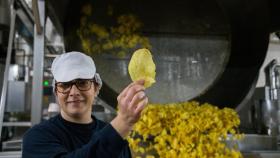 Herminia, empleada de Monti, mostrando una patata recién salida del perol.