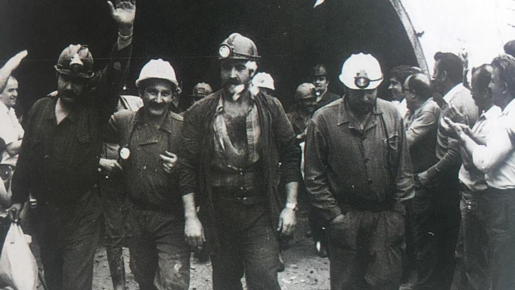 José Ángel Fernández Villa, segundo por la izquierda,  saliendo de uno de los encierros mineros
