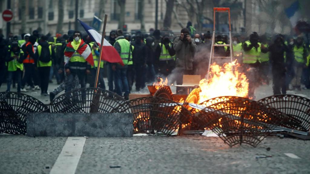 Barricada prendida por los chalecos amarillos en una arteria parisina.