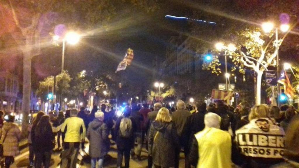 Manifestantes avanzan en el centro de Barcelona