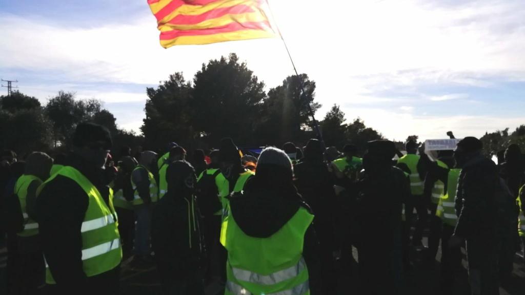 Los radicales CDR, vestidos de 'chalecos amarillos', cortan la AP-7 en L'Ampolla (Tarragona).