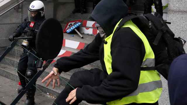 'Chalecos amarillos' belgas se enfrentan a la policía ante los edificios oficiales de Bruselas.