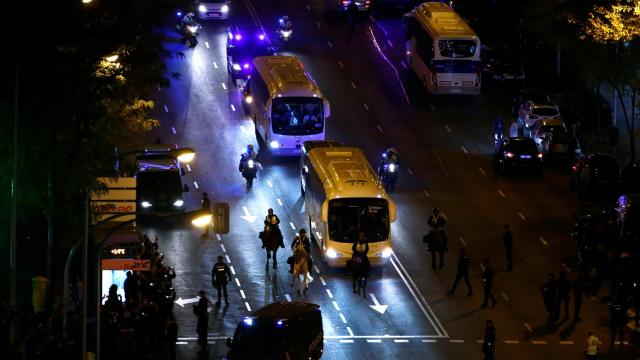 El autobús de Boca Juniors, llegando al Santiago Bernabéu