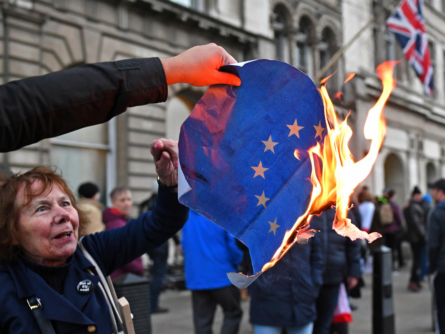 Quema de una bandera comunitaria duranta la marcha del Ukip.