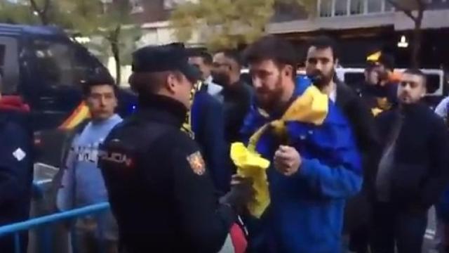 La Polícía retiró los pañuelos amarillos a la afición de Boca a la entrada al Santiago Bernabéu